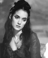 winona-ryder-in-bram-stokers-dracula-1992-v0-zqr1uwdv3snc1.webp